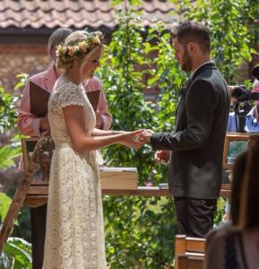 bride-and-groom-exchanging-vows-bohemian-laid-back-wedding
