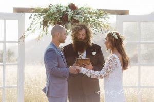 bohemian-couple-at-thealtar-farmfhouse-wedding-in-california