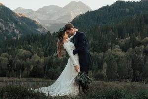 bride-kiersten-lisa-modest-wedding-dress-in-the-mountains