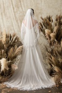 fingertip-length-veil-with-fringr-trim-for-boho-bride