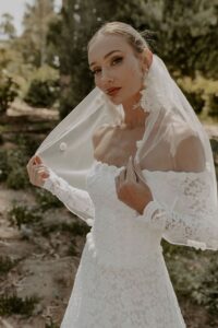 off-shoulder-vintgae-style-lace-wedding-dress